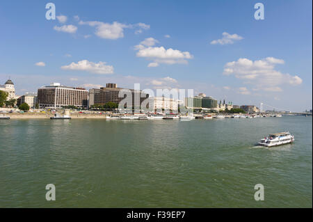 Una barca di piacere con i turisti sul fiume Danubio, Budapest, Ungheria. Foto Stock