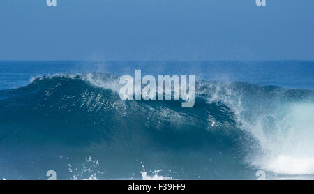 Potente oceano onde rottura acqua naturale sullo sfondo Foto Stock