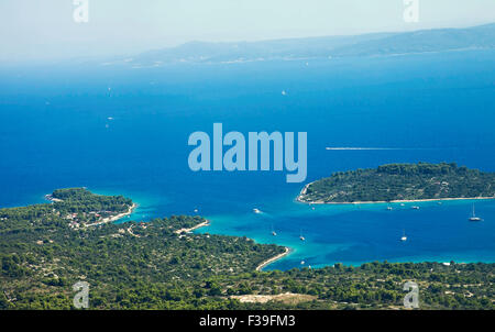 Bellissima vista della costa dalmata della Croazia vicino aeroporto di Split con baie, calette e isole Foto Stock