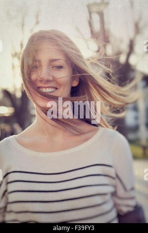 Sorridente giovane donna adulta ritratto Foto Stock