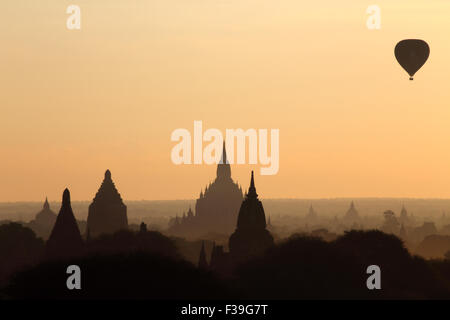Mongolfiere sopra Bagan, Myanmar Foto Stock