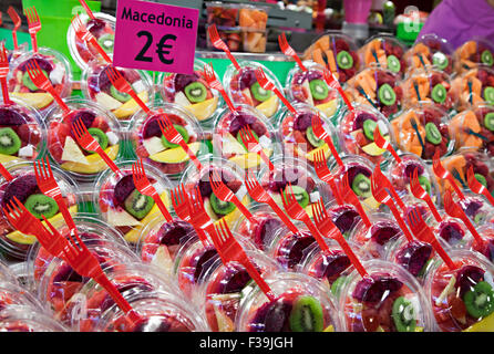 Insalata di frutta fresca in bicchieri di plastica su un mercato di Barcellona Foto Stock