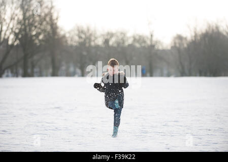 Ragazzo giocare nella neve Foto Stock