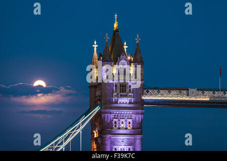 Il Tower Bridge illuminato dalla luna Foto Stock