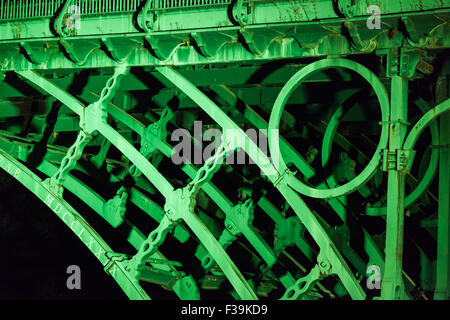 Il ponte in ferro di Ironbridge, attraversando il fiume Severn vicino a Telford, Shropshire, Regno Unito, illuminata di notte Foto Stock