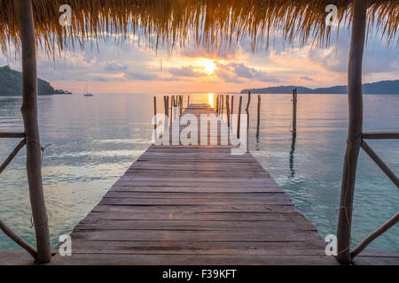 Seascape vista da un molo, Baia Saraceno, koh rong isola, Cambogia Foto Stock