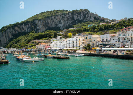 Barche ormeggiate nel Porto di Capri, Campania, Italia Foto Stock