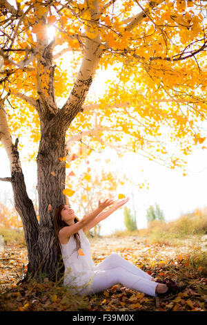 La donna lascia gettare in aria Foto Stock