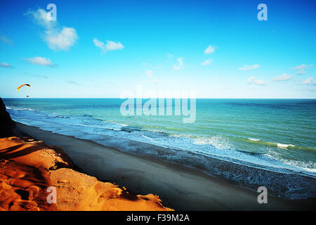 Parapendio in spiaggia di Pipa, Rio Grande do Norte, Brasile Foto Stock