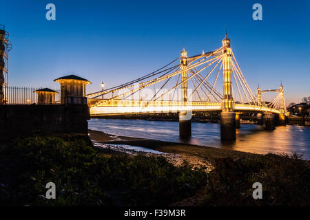 Albert Bridge di notte, Londra, Inghilterra, Regno Unito Foto Stock