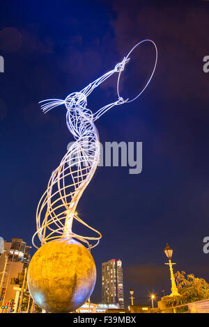 Faro di speranza della statua di Andy Scott in ringraziamento Square, Belfast, County Antrim, Irlanda del Nord, Regno Unito Foto Stock