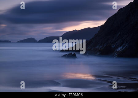 La costa della penisola di Dingle a Slea Head con isole Blasket al di là della Contea di Kerry, Repubblica di Irlanda Foto Stock