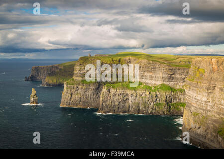 Impostazione della luce solare su scogliere di Moher , County Clare, Repubblica di Irlanda Foto Stock