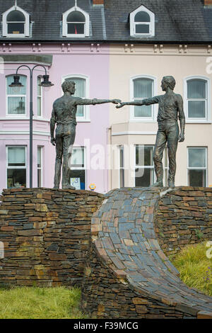 Le mani attraverso il divario - pace statua dello scultore Maurice Harron, Londonderry/Derry, County Londonderry, Irlanda del Nord Foto Stock