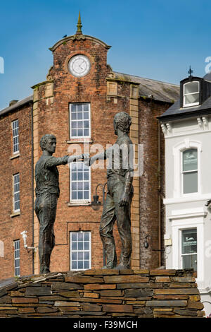 Le mani attraverso il divario - pace statua dello scultore Maurice Harron, Londonderry/Derry, County Londonderry, Irlanda del Nord Foto Stock