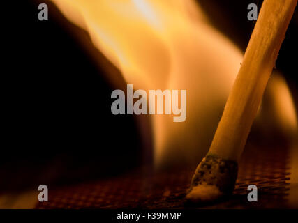 Colpito Match mostra motion, fuoco e sfondo nero Foto Stock