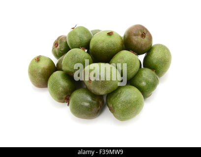 Bacche di Kiwi in una pila, isolato su sfondo bianco Foto Stock