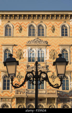 Edificio Trieste, vista di un lampetto sagomato contro la facciata ornata e colorata del Palazzo Gopcevich, zona del Canal grande di Trieste Foto Stock