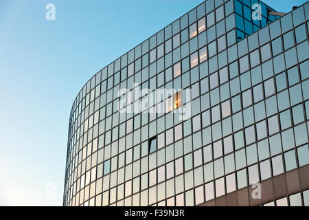 Un moderno edificio di uffici al sorgere del sole al mattino presto Foto Stock
