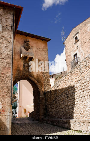 Porta di Santo Stefano di Sessanio (Italia) Foto Stock