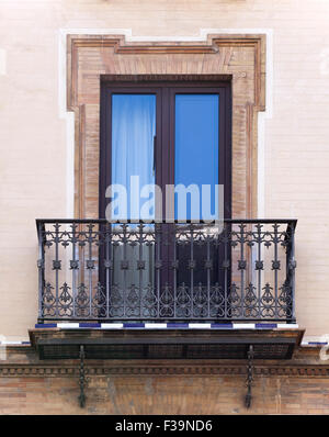 Balcone decorativo di una casa a Siviglia, Spagna Foto Stock