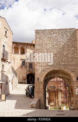 Porta di Santo Stefano di Sessanio (Italia) Foto Stock