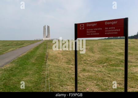 Memoriale al Canadian Corps a Vimy Ridge, nei pressi di Arras in Francia settentrionale che mostra quanto sia pericolosa la zona rimane ancora Foto Stock