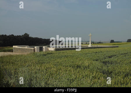 Serre strada numero 3 Commonwealth War Graves cimitero sulla strada Serre sul campo di battaglia di somme in un campo di grano di maturazione Foto Stock