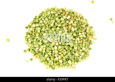 Pila a secco di piselli verdi isolati su sfondo bianco Foto Stock
