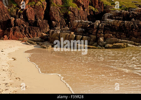 Lewisian Gneiss rock a Oldshoremore Bay Foto Stock