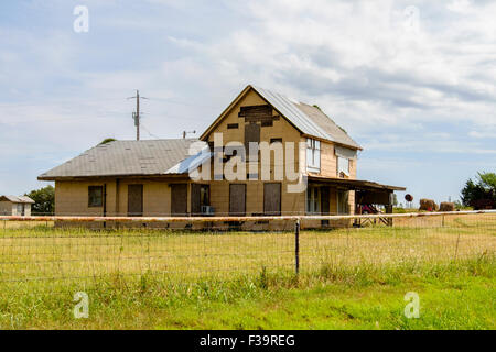 Una vecchia casa colonica, fatiscente, immersa nella campagna intorno a Guthrie, Oklahoma, USA. Foto Stock