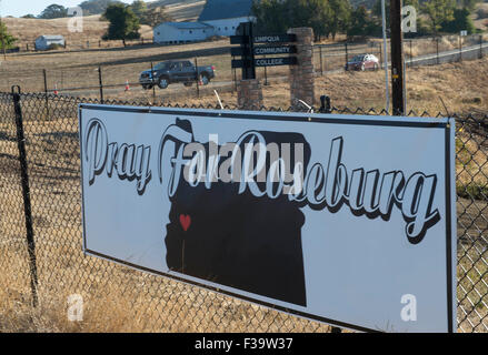 Roseburg, Oregon, Stati Uniti d'America. 2 Ottobre, 2015. Un segno segna la strada che conduce a Umpqua Community College di Roseburg il giorno dopo un tiro ucciso nove persone all interno del campus. Credito: Robin Loznak/ZUMA filo/Alamy Live News Foto Stock