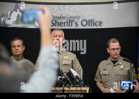 Roseburg, Oregon, Stati Uniti d'America. 2 Ottobre, 2015. Douglas County Sheriff JOHN HANLIN, centro parla di media in Roseburg il giorno dopo un tiratore ucciso nove persone sul campus della Umpqua Community College. Credito: Robin Loznak/ZUMA filo/Alamy Live News Foto Stock