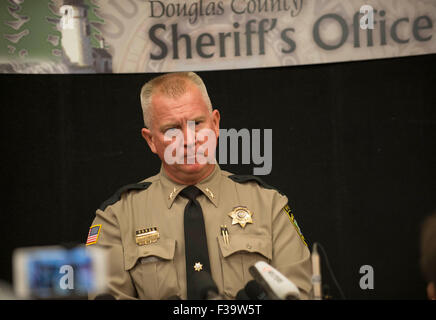 Roseburg, Oregon, Stati Uniti d'America. 2 Ottobre, 2015. Douglas County Sheriff JOHN HANLIN, centro parla di media in Roseburg il giorno dopo un tiratore ucciso nove persone sul campus della Umpqua Community College. Credito: Robin Loznak/ZUMA filo/Alamy Live News Foto Stock