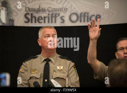 Roseburg, Oregon, Stati Uniti d'America. 2 Ottobre, 2015. Douglas County Sheriff JOHN HANLIN, centro parla di media in Roseburg il giorno dopo un tiratore ucciso nove persone sul campus della Umpqua Community College. Credito: Robin Loznak/ZUMA filo/Alamy Live News Foto Stock