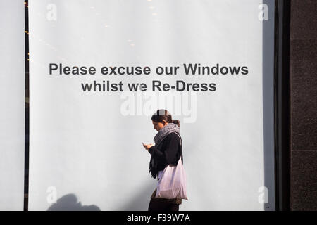 "Vi prego di scusare il nostro Windows mentre abbiamo ri-vestirsi' firmare in vetrina sul London Regent Street. Foto Stock