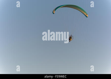 Powered parachute in volo. Una possibilità per chiunque di sperimentare il volo a basso costo. Foto Stock