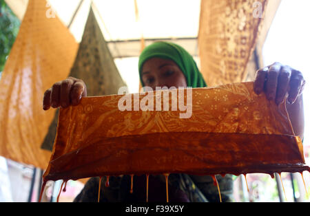 Commemorare Batik nazionale il giorno 2 ottobre, 2015, Casa Palbatu batik workshop dove i partecipanti possono imparare il batik con lo scopo di preservare l'amore batik e batik come patrimonio culturale mondiale. © Denny Pohan/Alamy Live News Foto Stock