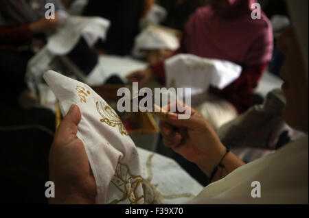 Commemorare Batik nazionale il giorno 2 ottobre, 2015, Casa Palbatu batik workshop dove i partecipanti possono imparare il batik con lo scopo di preservare l'amore batik e batik come patrimonio culturale mondiale. © Denny Pohan/Alamy Live News Foto Stock