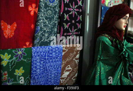 Commemorare Batik nazionale il giorno 2 ottobre, 2015, Casa Palbatu batik workshop dove i partecipanti possono imparare il batik con lo scopo di preservare l'amore batik e batik come patrimonio culturale mondiale. © Denny Pohan/Alamy Live News Foto Stock