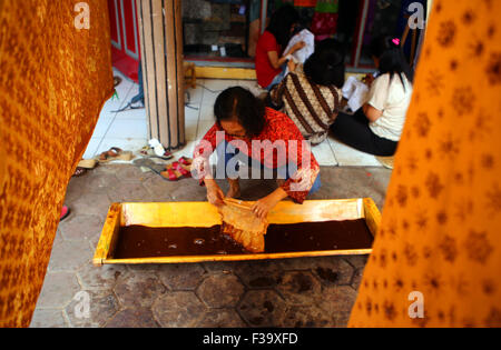 Commemorare Batik nazionale il giorno 2 ottobre, 2015, Casa Palbatu batik workshop dove i partecipanti possono imparare il batik con lo scopo di preservare l'amore batik e batik come patrimonio culturale mondiale. © Denny Pohan/Alamy Live News Foto Stock