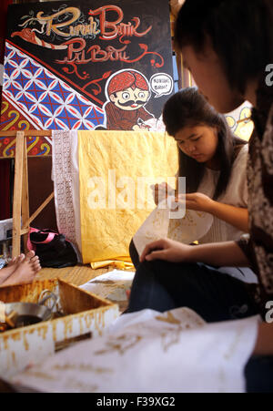 Commemorare Batik nazionale il giorno 2 ottobre, 2015, Casa Palbatu batik workshop dove i partecipanti possono imparare il batik con lo scopo di preservare l'amore batik e batik come patrimonio culturale mondiale. © Denny Pohan/Alamy Live News Foto Stock