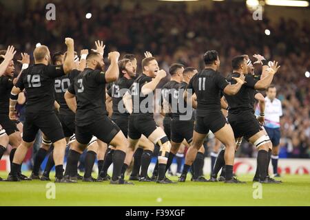 Millennium Stadium di Cardiff, Galles. 02oct, 2015. Coppa del Mondo di rugby. Nuova Zelanda contro Georgia. Nuova Zelanda eseguire loro Haka. Credito: Azione Sport Plus/Alamy Live News Foto Stock