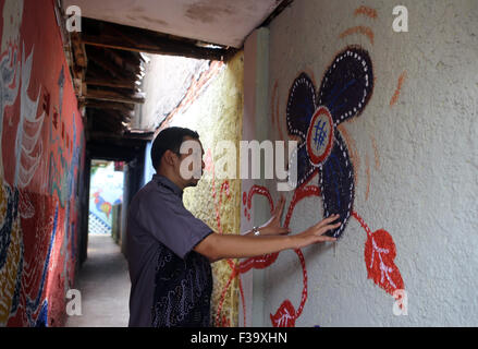 Commemorare Batik nazionale il giorno 2 ottobre, 2015, Casa Palbatu batik workshop dove i partecipanti possono imparare il batik con lo scopo di preservare l'amore batik e batik come patrimonio culturale mondiale. © Denny Pohan/Alamy Live News Foto Stock