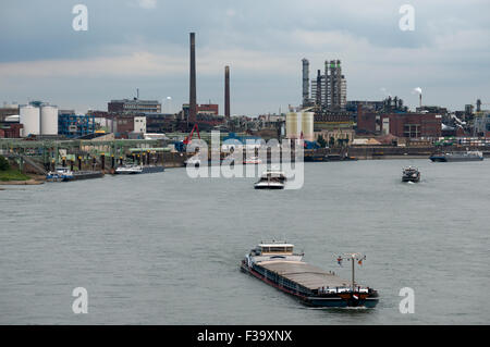 Bayer Chemical factory accanto al fiume Reno, Leverkusen, Germania. Foto Stock