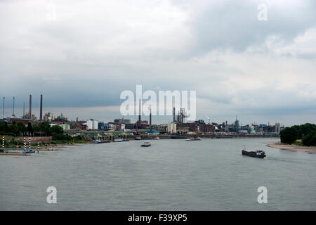 Bayer Chemical factory accanto al fiume Reno, Leverkusen, Germania. Foto Stock