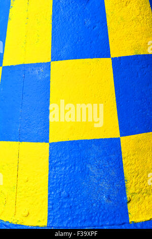 Grande blu e giallo boa, rivetto, ruggine, nave, Sunderland marina, Trinity House, porto, RNLI, sicurezza, canale, il canale marker, Foto Stock