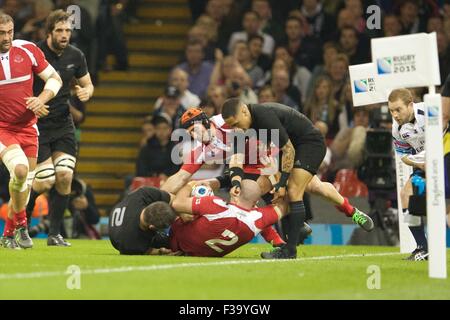 Millennium Stadium di Cardiff, Galles. 02oct, 2015. Coppa del Mondo di rugby. Nuova Zelanda contro Georgia. La Georgia hooker Shalva Mamukashvili è trascinato in touch. Credito: Azione Sport Plus/Alamy Live News Foto Stock