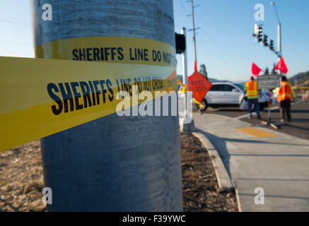 Roseburg, Oregon, Stati Uniti d'America. 2 Ottobre, 2015. Funzionari bloccano la strada che conduce a Umpqua Community College di Roseburg il giorno dopo un tiro ucciso nove persone all interno del campus. Credito: Robin Loznak/ZUMA filo/Alamy Live News Foto Stock