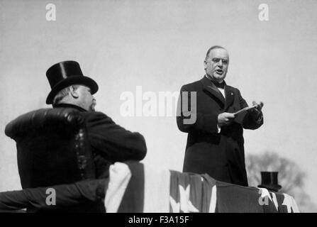 Foto d'epoca del presidente William McKinley facendo il suo discorso inaugurale il 4 marzo 1897. Grover Cleveland è seduto accanto a hi Foto Stock